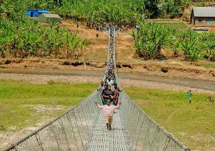 A new suspension trail bridge in rural Rwanda is helping more than 4,430 people safely reach schools, health care, markets, and government services. 