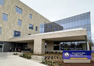  The 175,000-square-foot Gale and Paul Kirby Library and Student Resource Center replaces the former seven-story Albertson Hall with a four-story facility designed to improve access, integrate services, and support flexible use. 