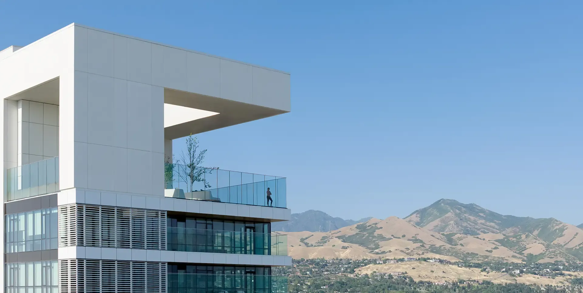 Astra Tower incorporates advanced air filtration systems, operable windows and in-unit air quality sensors to help residents combat the city’s notoriously poor air quality.