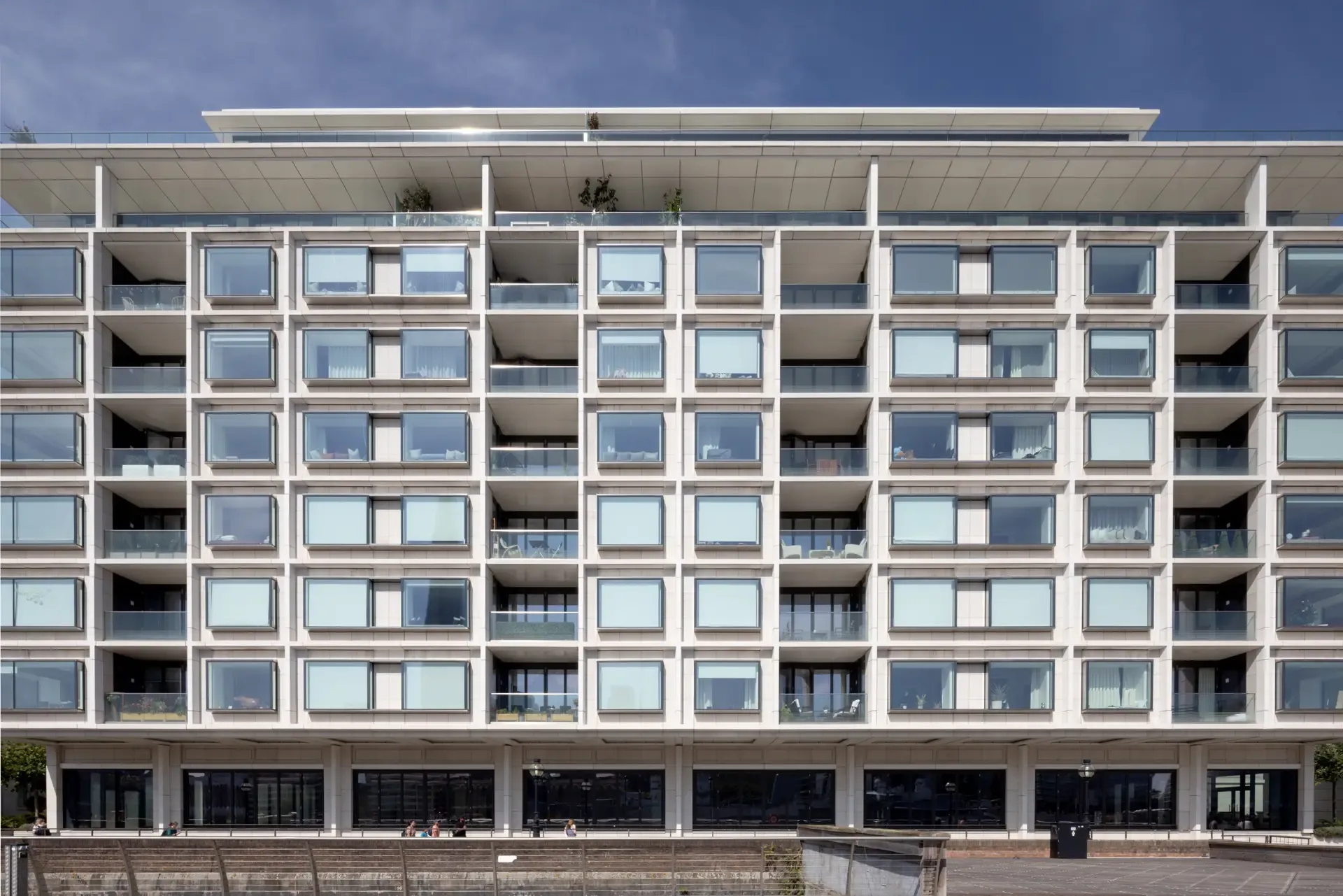 The façade is designed to maximize views of the river and Tower Bridge with a transparent and elegant glazed façade system that meets stringent thermal and acoustic requirements.