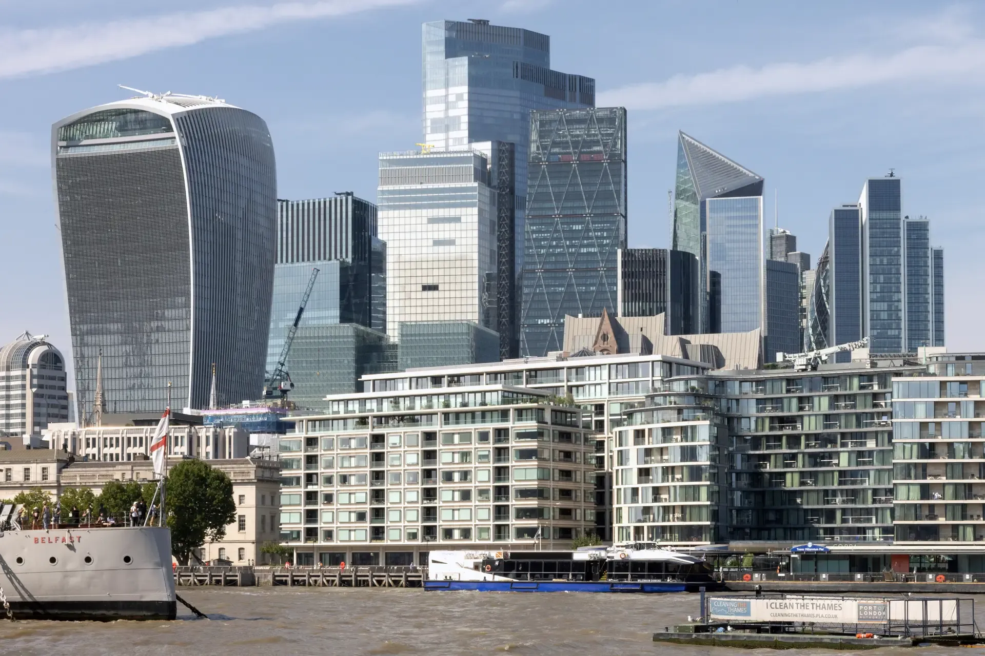 The project team designed panelized systems composed of off-the-shelf components wherever possible to reduce the construction program, avoid erecting scaffolding along the riverside, and facilitate easy and cost-effective maintenance.