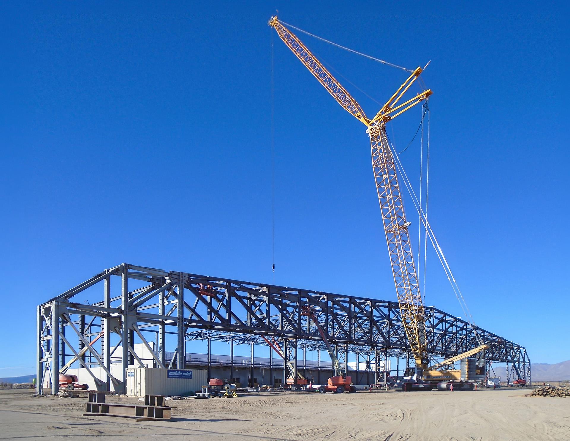 A construction engineering team from our Denver office worked with LPR Construction Company to plan and execute steel erection for a 59,630-square-foot hangar on the South Airfield campus. 