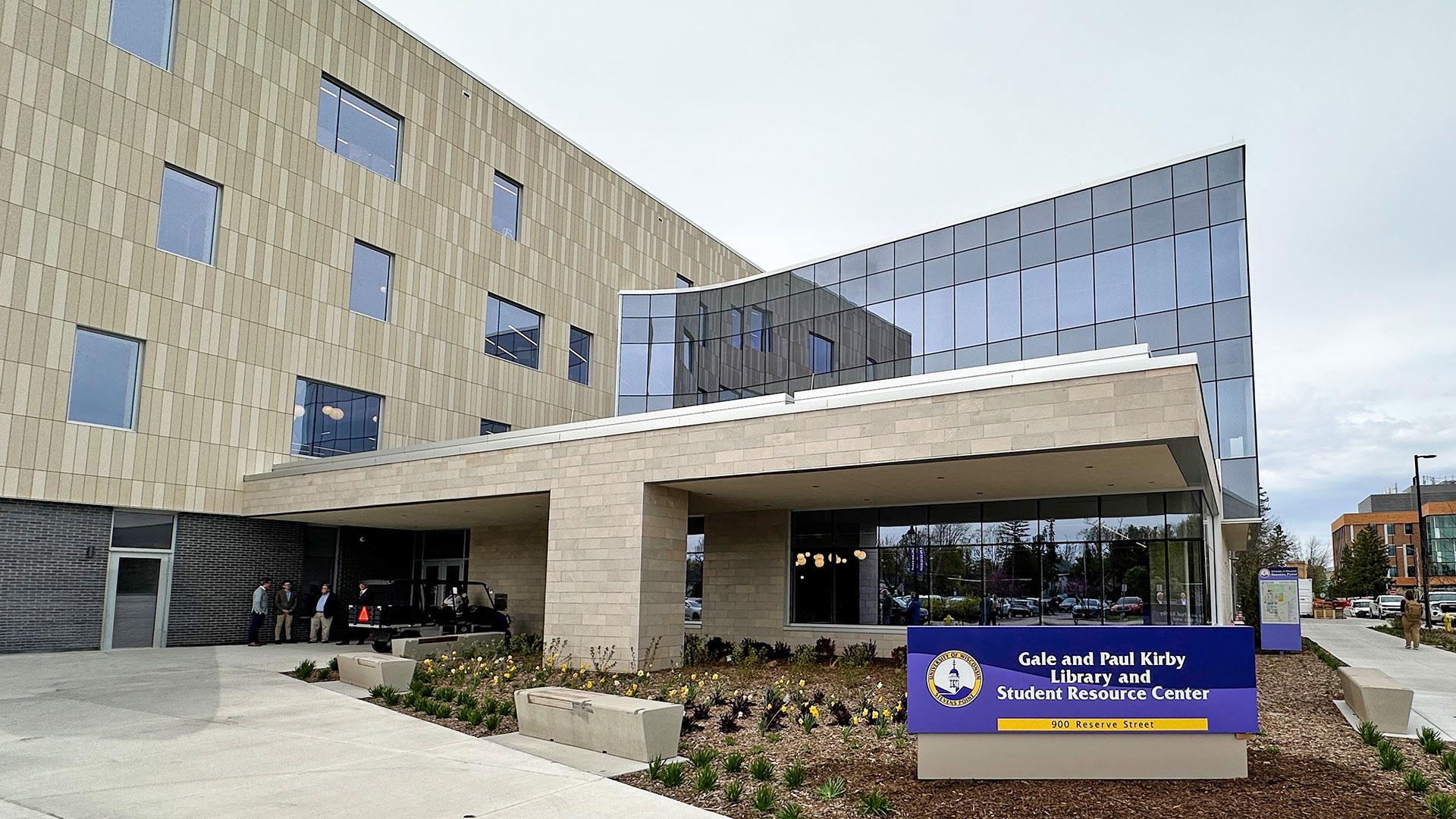 The center brings together library collections, the university archives, student IT, career services, and financial aid in a single location. 