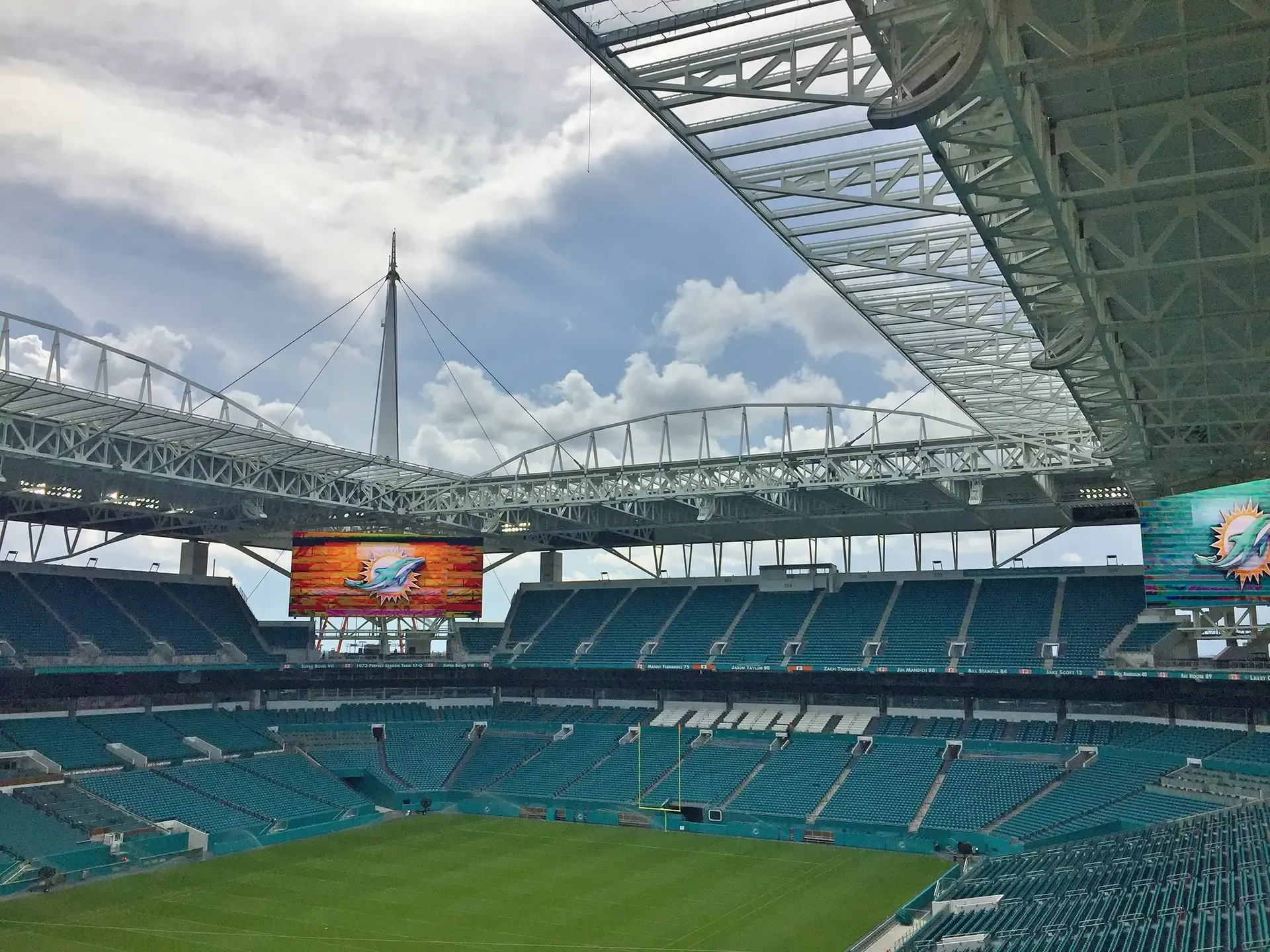 Thornton Tomasetti provided structural, façade, and construction engineering for major renovations, including a cable-supported canopy and suspended high-definition screens that transformed the venue into a more versatile event space.