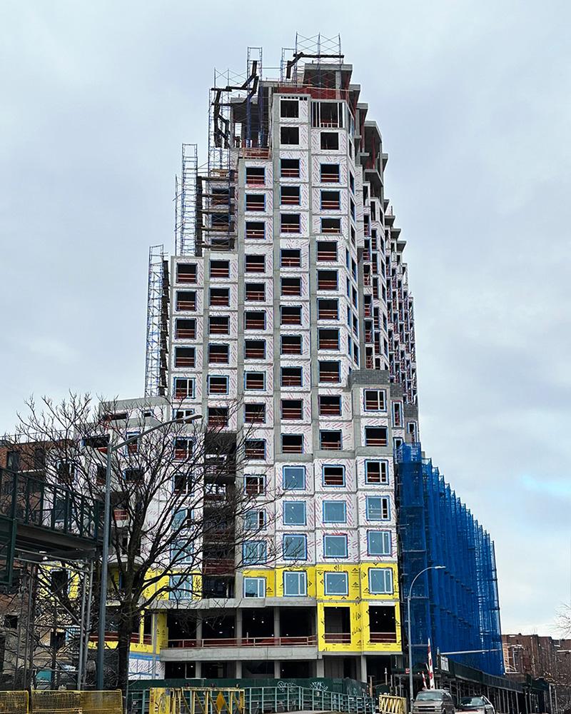 The building’s form features rotated floor plates that open the building to light, air and views of Downtown Brooklyn, Manhattan and the waterfront, while squarely anchoring public space at grade. 