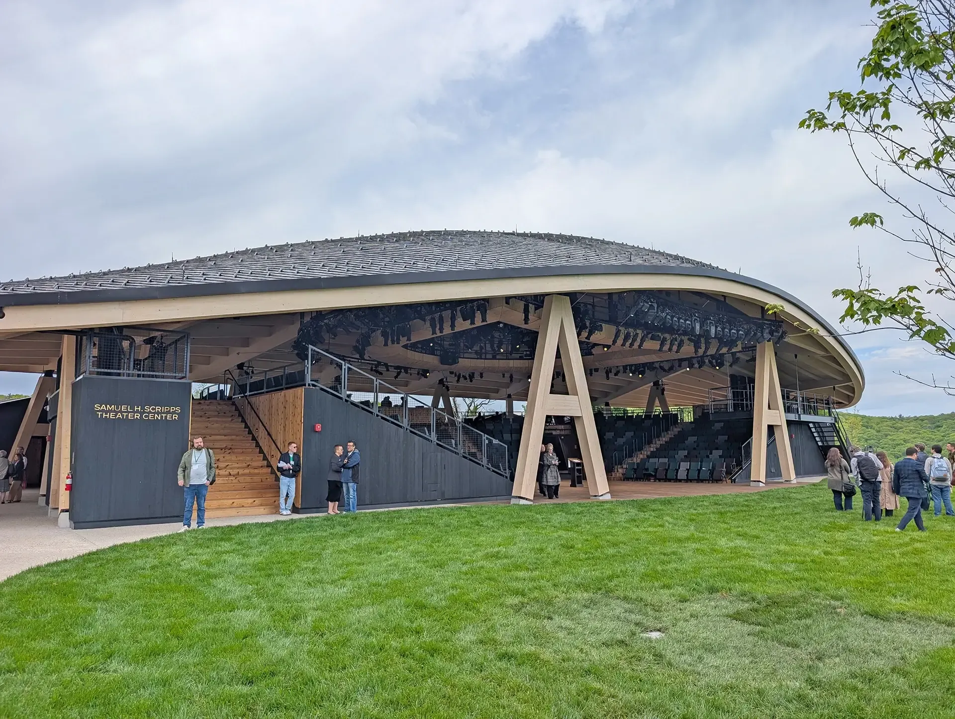 Working closely with the architect, theater consultants, and timber supplier Art Massif, we developed an efficient glue-laminated wood (glulam) structural system that integrates technical equipment and catwalks within the sweeping multidirectional roof. 