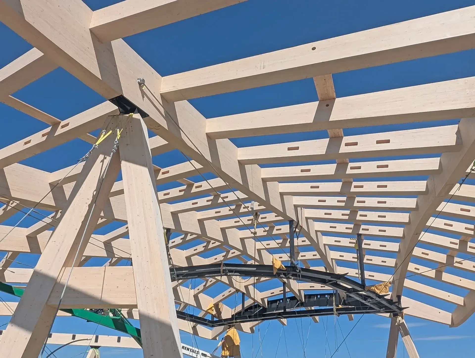 Based on the fluid shape of a bird’s wing, the roof curves gently over the 6,800-square-foot theater, supported on A-frame columns.