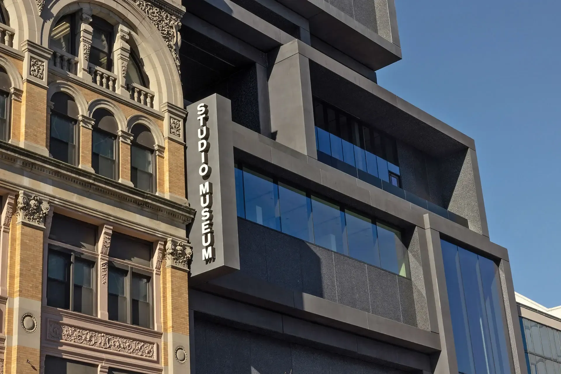 Deep openings, carved recesses, and a dramatic lobby stoop lend the museum a sense of permanence while creating moments of light, shadow, and transparency along 125th Street. 