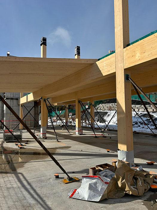The Community Conservation Centre features a hybrid structural system incorporating mass timber floors and roof, paired with cast-in-lace concrete walls. 