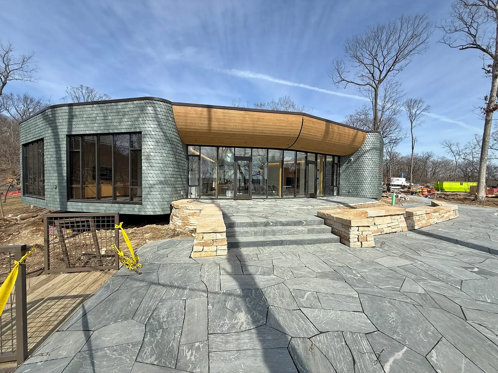 Arranged like a small village along the shoreline, the campus supports meetings, presentations, dining, offices, library space, and outdoor gatherings.