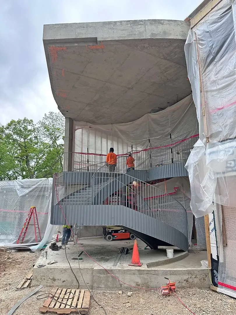 At the Lodge’s main level, a post-tensioned concrete slab cantilevers toward the lake, creating the impression that the occupied floor floats above the landscape while remaining solid and comfortable underfoot.